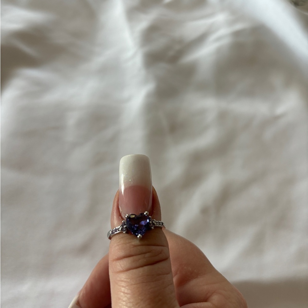 Gorgeous Purple Cubic Zirconia Heart Silvertone Ring Size 8 - Picture 4 of 4